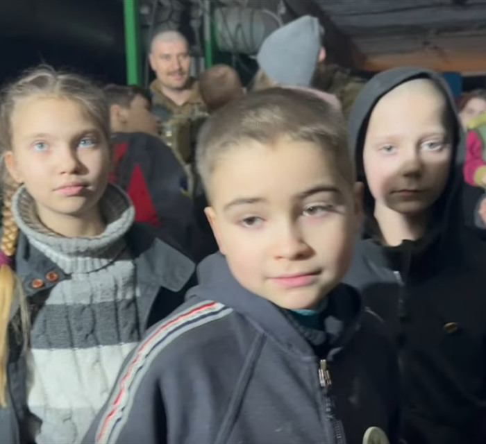 Эти дети живут в убежищах “Азовстали”. Опубликовано новое видео с просьбами о коридоре
