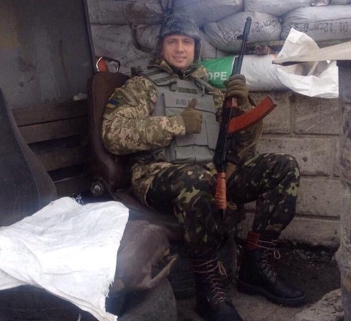 До цього бійця з Луганщини окупанти вдерлися в квартиру. Вони підклали йому гранати і зброю