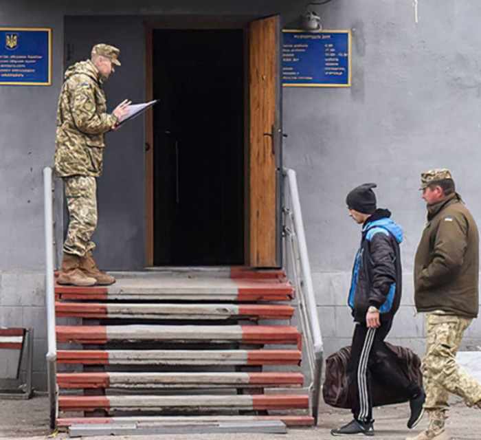 Мне хотят вручить повестку просто на улице. Это законно? Что делать?