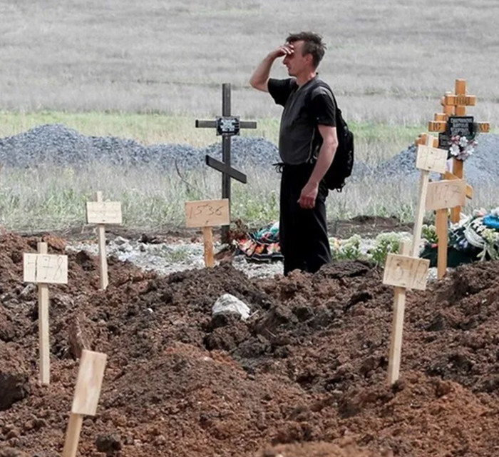 В Маріуполі окупанти викопали тіло дитини з кладовища. Людей перепоховують у братських могилах