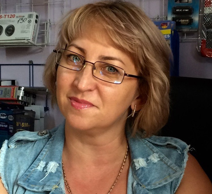 Олена Неліпа з Павлівки виїхала з села перед окупацією. У її будинку жили росіяни, потім він згорів