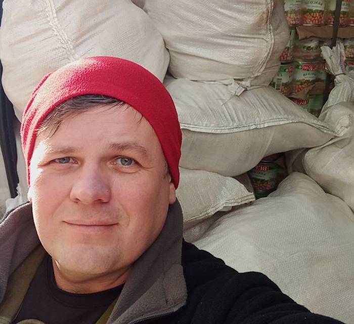Дмитро Артемов допомагає людям з прифронтових територій. Днями навіть евакуював документи з Бахмута