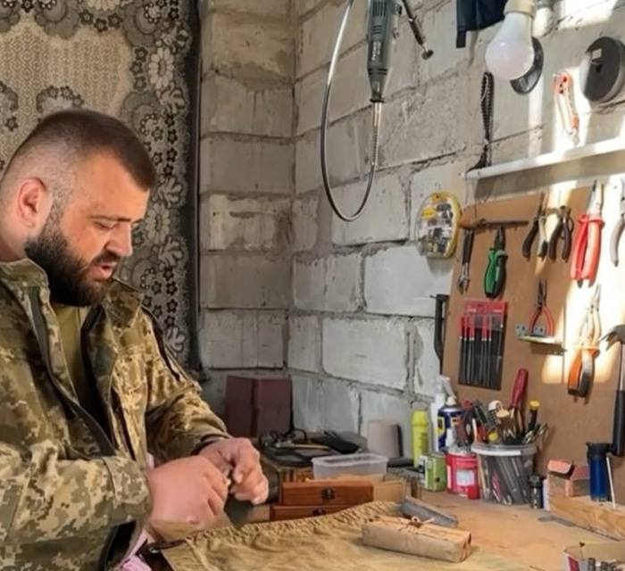 Військовий з Ірпеня створює авторські ручки із гільз