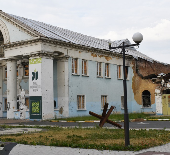 Як росіяни нищили Центральний будинок культури Ірпеня і як йому можна допомогти