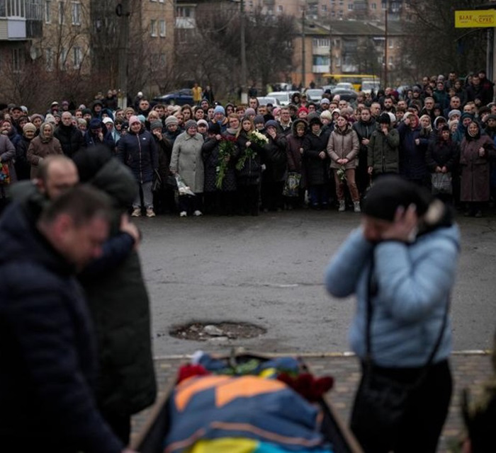 Times оприлюднив ТОП-100 знакових світлин року: серед них є прощання з Олексієм Завадським в Бучі