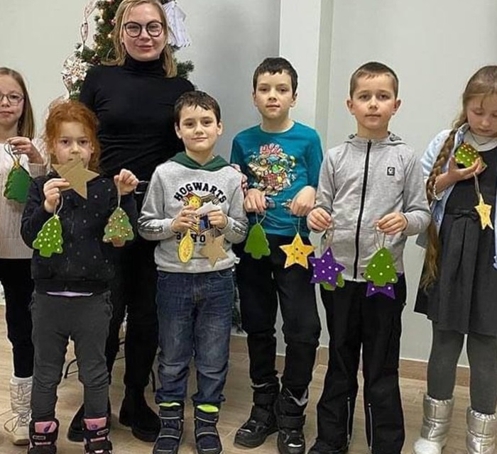 Розпис іграшок та гільз і мандариновий майстер-клас: в Ірпені та Бучі дітей залучають до творчості