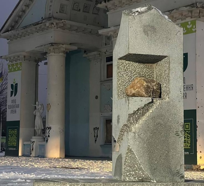 Мистецтво привертає увагу до зруйнованої культури: в Ірпені встановили скульптуру японського митця