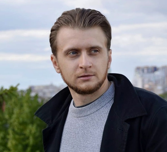 Андрій Гупса видає артжурнал NENKA про війну в Україні. Останній випуск присвятив Маріуполю