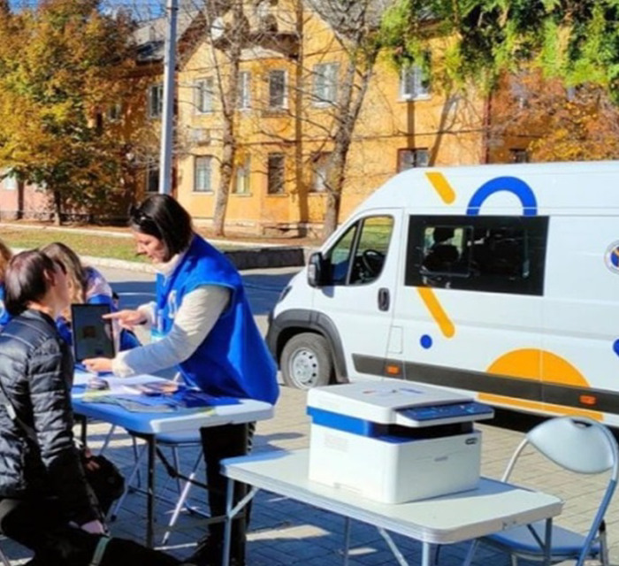 Українці можуть знайти роботу в «Армії відновлення». Що це за проєкт і для кого він