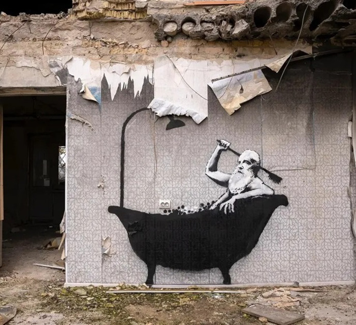 У Горенці демонтували графіті британського художника Banksy, яке перешкоджало відновленню будинку