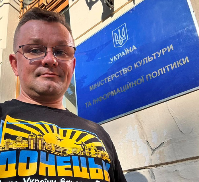 Микола Осиченко підтримує переселенців і просить не повертатись в окупацію. Ось його історія