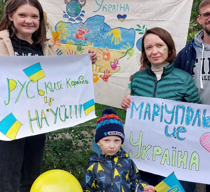 Ночували у полі під дулом ворожого танку. Родина Боєвих поїхала з Маріуполя, а опинилась в окупації