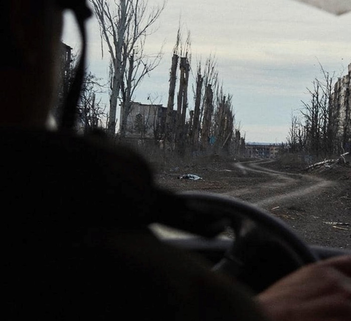 Штурмують з трьох сторін, у місто вже забігає російська піхота. росіяни горді, що нищать Вугледар