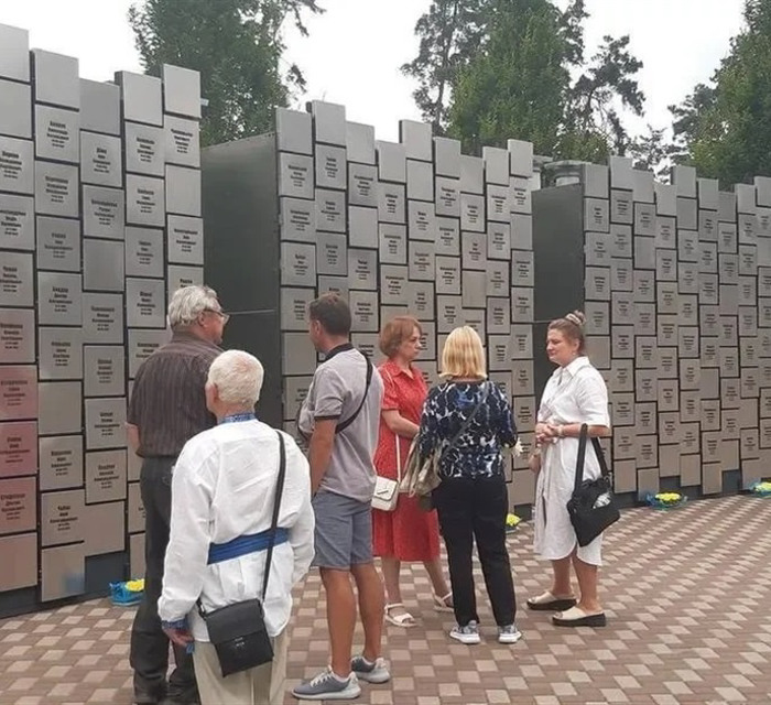 501 викарбуване ім’я. У Бучі відкрили меморіал на честь загиблих під час окупації