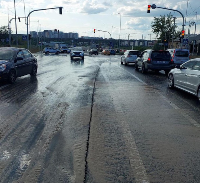 На відбудованому мосту, що з'єднує Ірпінь з Києвом утворилася велика тріщина. У чому причина
