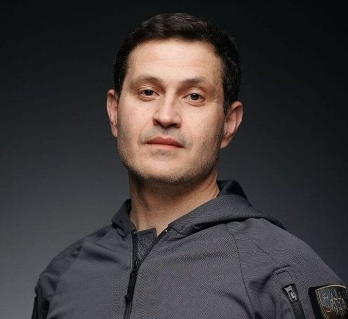 Режисер «Кіборгів» Ахтем Сеітаблаєв живе в центрі Києва за 20 тисяч: ексклюзивний тур по квартирі
