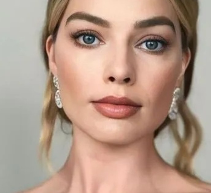 У «Буремному перевалі» була сцена з неголеними пахвами Марго Роббі. Чому її прибрали