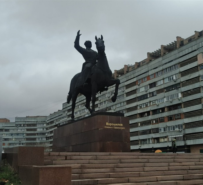 Окупанти планують відібрати майже 700 квартир у Луганську, а у області — 17 тисяч. Що про це відомо