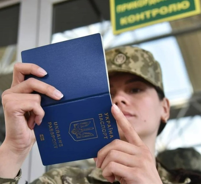 В Україні скасували обмеження на виїзд за кордон для всіх жінок. Що відомо про рішення Кабміну