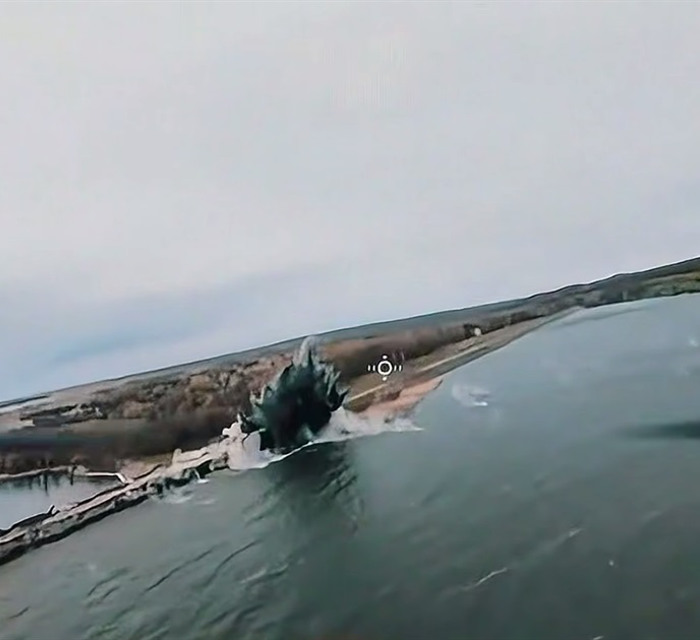 Вціліла — росіяни вдарили шістьма авіабомбами по Печенізькій греблі. Що відомо