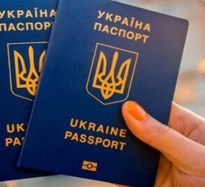 Українцям потрібно змінити "продовжені" закордонні паспорти. Що змінилось і куди звертатися
