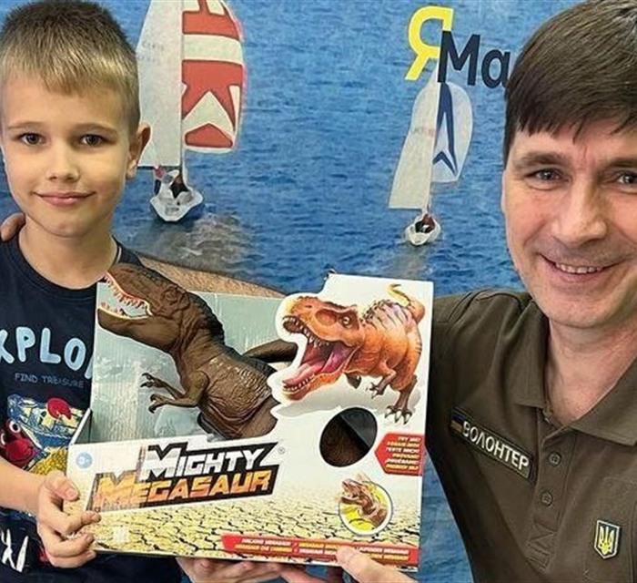 Маріуполець Дмитро Бобровський заснував фонд "Місія Хелп". Він допомагає переселенцям і військовим