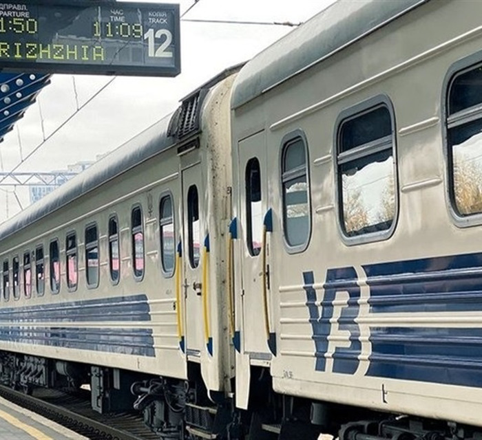 Пенсії, безкоштовні поїзди, житло для переселенців з ТОТ. Що зміниться для українців у грудні 2025