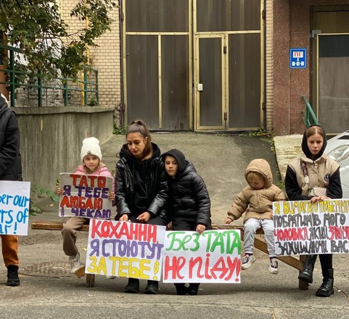 Де мій тато? Трирічний син захисника Маріуполя щодня ходить на пікет, щоб батька повернули з полону