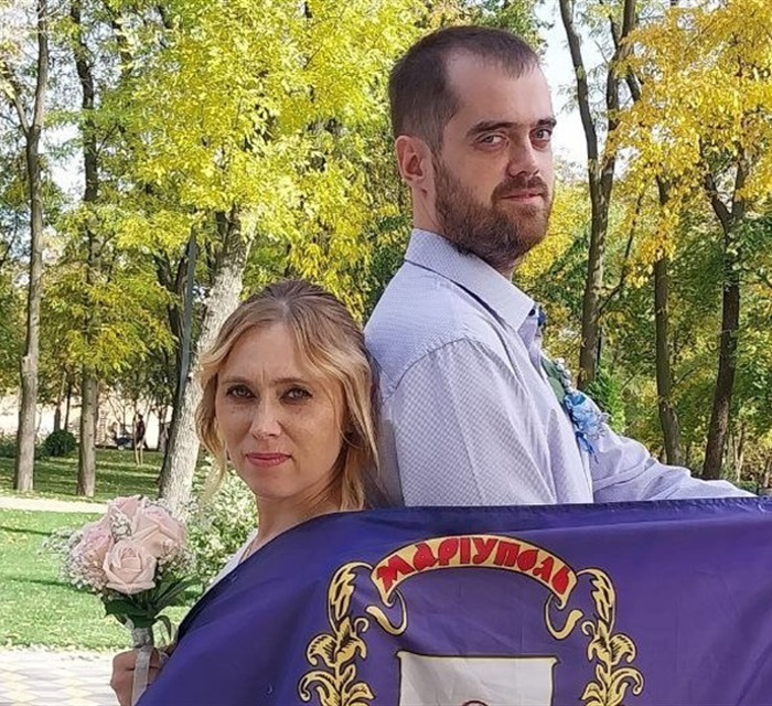 Наші серця поєднало Запоріжжя. Маріупольці одружились в евакуації і тепер допомагають переселенцям