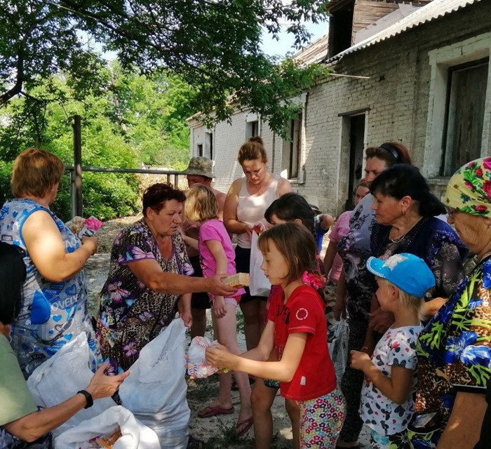 «Тетрис» для взрослых: как волонтеры из Житомира развозят подарки семьям в прифронтовых поселках