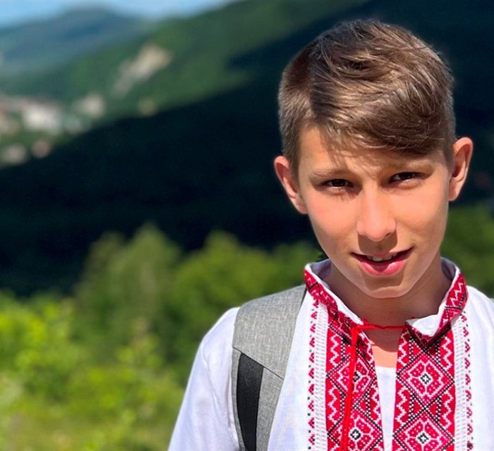 Мама Сашка загинула в драмтеатрі Маріуполя. Його взяли під опіку — тепер він живе у Франції