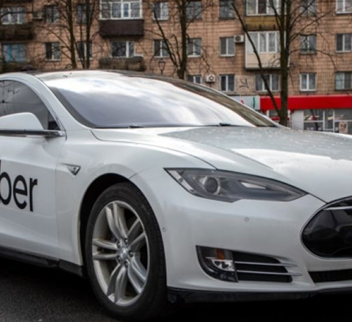В Мариуполе запустили первый на востоке Uber. Мэра прокатили на Tesla, которую вызвать не получится