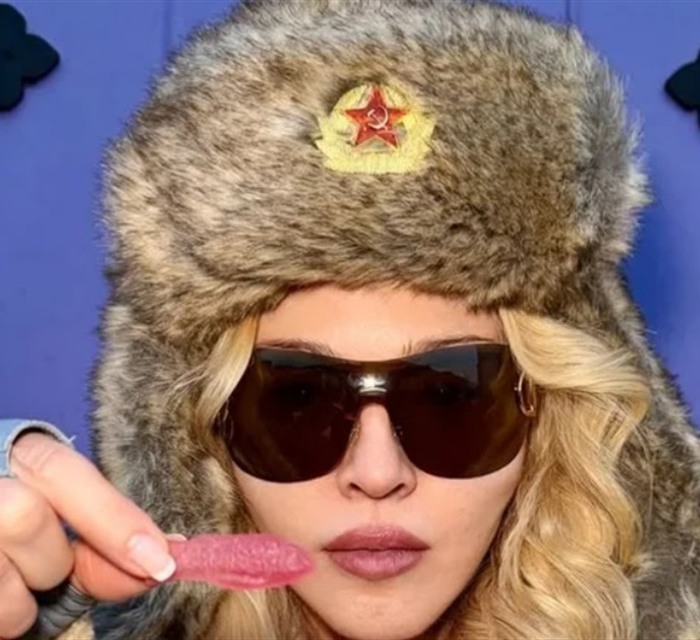 Співачка Мадонна позує у шапці з червоною зіркою СРСР — реакція мережі