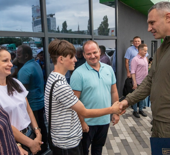 Перші родини ВПО отримали ключі від безкоштовного житла у Києві. Планують заселити ще 113 квартир