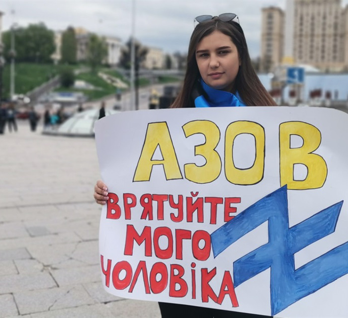 Это наши родные сейчас под авиаударами на «Азовстали». Мир должен спасти защитников Мариуполя