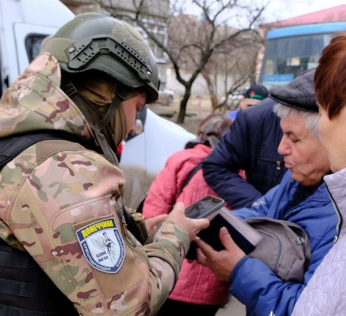 З прифронтової Миколаївки поліцейські евакуювали ще 20 людей. Серед них підліток із собакою