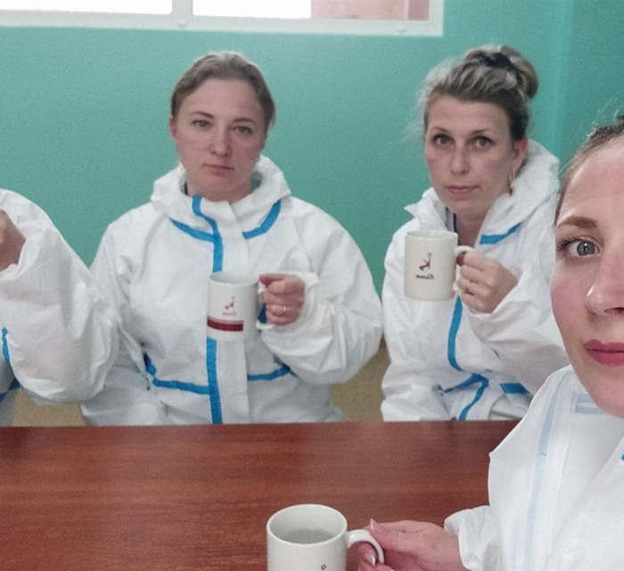 «Из палат мы выходим мокрые». Как в пандемию COVID-19 работает инфекционное отделение в Рубежном