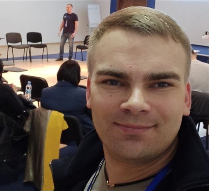 У Попасній робив тротуарну плитку і допомагав місцевим. Історія волонтера Дмитра Євтушенка