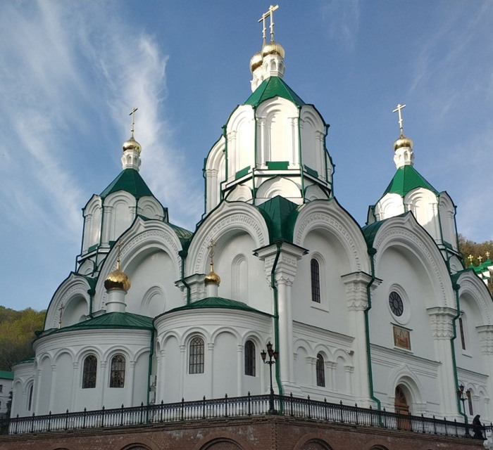 Через службу у Святогірську відкрили справу, але маски там так і не надягають. Репортаж із лаври
