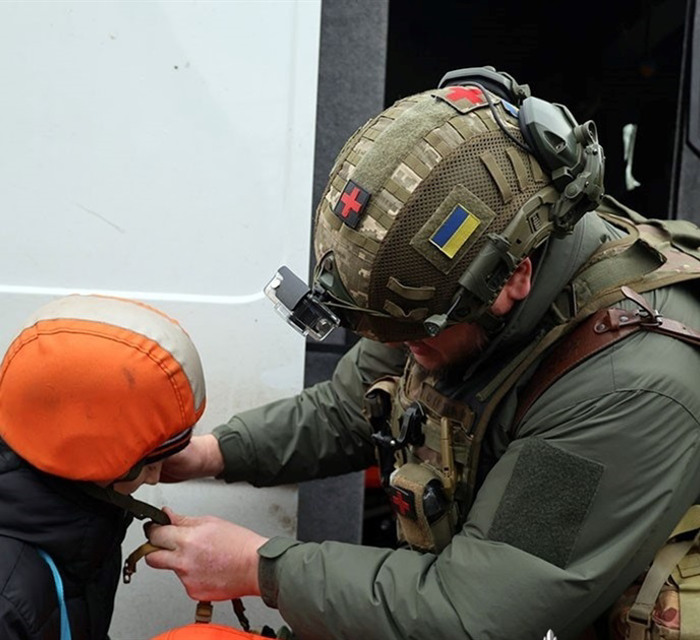 Верховна Рада дозволила примусову евакуацію дітей із зон бойових дій без згоди батьків. Що відомо