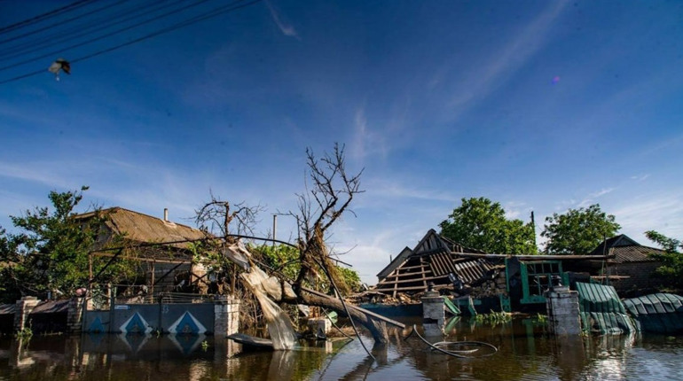 По воді пливли небіжчики і труни