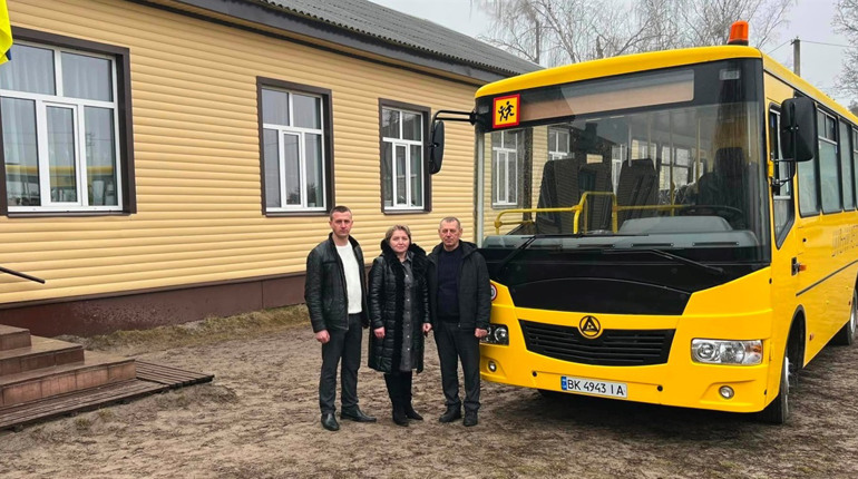 Новенький шкільний автобус вже прибув для школярів Зарічненської громади