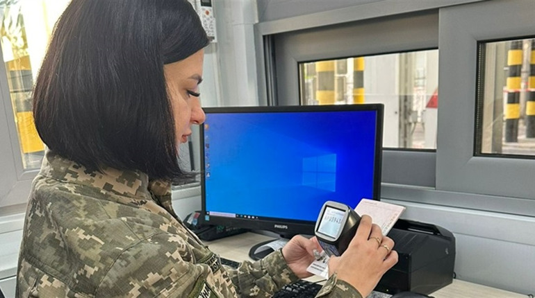 Вдівець, сам виховує дитину: чоловік намагався виїхати до Молдови з фіктивними документами