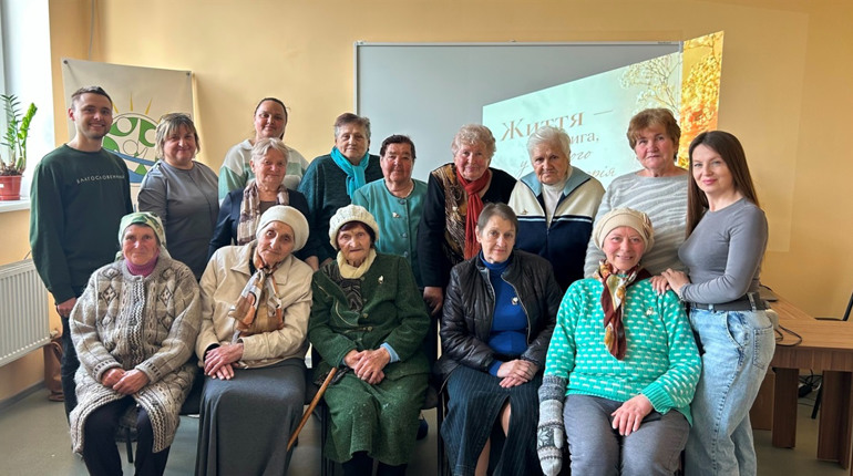 "Нема з ким і побалакати": у Біляївці подарували свято жінкам, які не можуть самі виходити далі дому