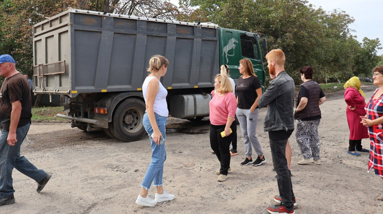 В Олександрівці місцеві жителі перекрили одну з вулиць селища. Дивіться чому
