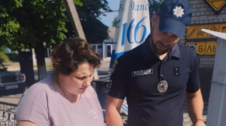 Будьте розважливі та не поспішайте: на Первомайщині поліцейські навчали протидіяти шахраям