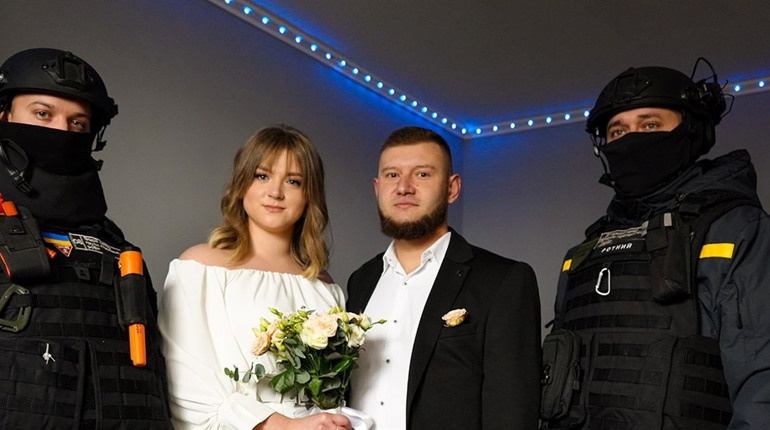Піротехнік з Мелітополя одружився з нареченою, з якою познайомився у рідному місті