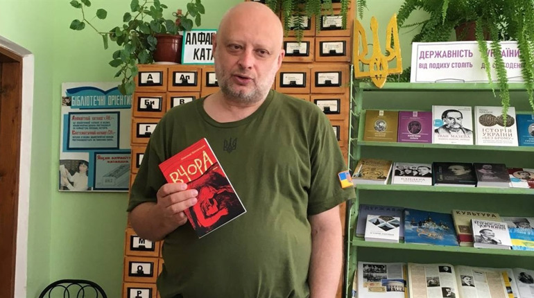 У бібліотеку Біляївки завітав письменник, видавець Олександр Красовицький: які подарунки залишив
