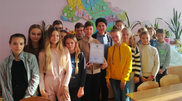 Учням-науковцям у Сарнах вручили по п’ять тисяч гривень