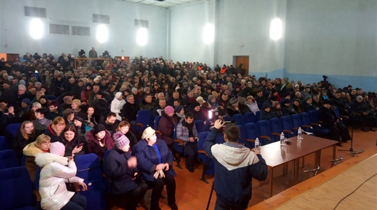 Готові перекрити залізницю: працівники ПВРЗ вимагають, аби завод стабільно працював